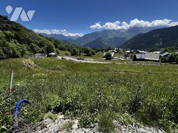 Terrain constructible dans un village du domaine des Sybelles.