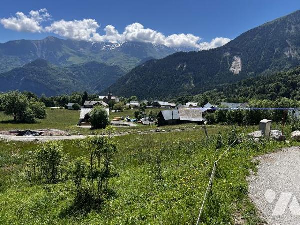Terrain constructible dans un village du domaine des Sybelles.