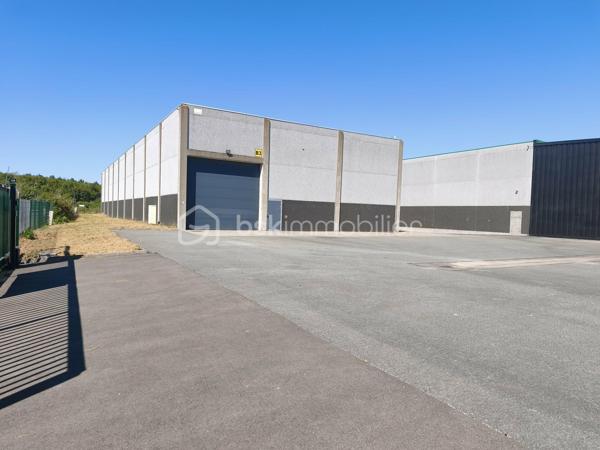 🏢 À VENDRE – ENTREPÔT DE 1 000 M²

Vous recherchez un grand espace pour développer votre activité ou réaliser un nouveau projet professionnel ?

Découvrez cet entrepôt d’environ 1 000 m², offrant un beau potentiel grâce à son espace entièrement aménageable selon vos besoins.

✨ Les atouts :
• Environ 1 000 m² de surface
• Grand volume offrant de nombreuses possibilités d’aménagement
• Parking privatif
• Accès sécurisé par barrière motorisée
• Idéal pour activité professionnelle, stockage, artisanat, bureaux ou projet d’investissement*

📐 Un bien offrant volume, flexibilité et potentiel, à adapter entièrement à votre projet.

📞 Intéressé(e) ?
Contactez-moi pour obtenir davantage d’informations ou organiser une visite.

*Sous réserve de la destination du bien, des règles d’urbanisme et des autorisations nécessaires.