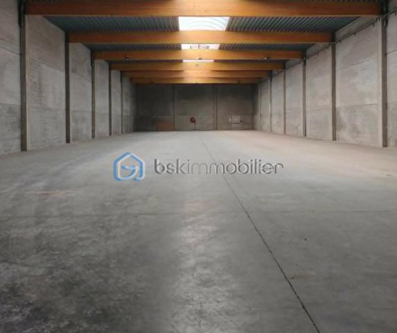 🏢 À VENDRE – ENTREPÔT DE 1 000 M²

Vous recherchez un grand espace pour développer votre activité ou réaliser un nouveau projet professionnel ?

Découvrez cet entrepôt d’environ 1 000 m², offrant un beau potentiel grâce à son espace entièrement aménageable selon vos besoins.

✨ Les atouts :
• Environ 1 000 m² de surface
• Grand volume offrant de nombreuses possibilités d’aménagement
• Parking privatif
• Accès sécurisé par barrière motorisée
• Idéal pour activité professionnelle, stockage, artisanat, bureaux ou projet d’investissement*

📐 Un bien offrant volume, flexibilité et potentiel, à adapter entièrement à votre projet.

📞 Intéressé(e) ?
Contactez-moi pour obtenir davantage d’informations ou organiser une visite.

*Sous réserve de la destination du bien, des règles d’urbanisme et des autorisations nécessaires.