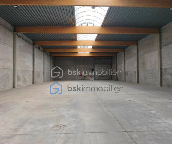 🏢 À VENDRE – ENTREPÔT DE 1 000 M²

Vous recherchez un grand espace pour développer votre activité ou réaliser un nouveau projet professionnel ?

Découvrez cet entrepôt d’environ 1 000 m², offrant un beau potentiel grâce à son espace entièrement aménageable selon vos besoins.

✨ Les atouts :
• Environ 1 000 m² de surface
• Grand volume offrant de nombreuses possibilités d’aménagement
• Parking privatif
• Accès sécurisé par barrière motorisée
• Idéal pour activité professionnelle, stockage, artisanat, bureaux ou projet d’investissement*

📐 Un bien offrant volume, flexibilité et potentiel, à adapter entièrement à votre projet.

📞 Intéressé(e) ?
Contactez-moi pour obtenir davantage d’informations ou organiser une visite.

*Sous réserve de la destination du bien, des règles d’urbanisme et des autorisations nécessaires.