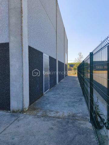 🏢 À VENDRE – ENTREPÔT DE 1 000 M²

Vous recherchez un grand espace pour développer votre activité ou réaliser un nouveau projet professionnel ?

Découvrez cet entrepôt d’environ 1 000 m², offrant un beau potentiel grâce à son espace entièrement aménageable selon vos besoins.

✨ Les atouts :
• Environ 1 000 m² de surface
• Grand volume offrant de nombreuses possibilités d’aménagement
• Parking privatif
• Accès sécurisé par barrière motorisée
• Idéal pour activité professionnelle, stockage, artisanat, bureaux ou projet d’investissement*

📐 Un bien offrant volume, flexibilité et potentiel, à adapter entièrement à votre projet.

📞 Intéressé(e) ?
Contactez-moi pour obtenir davantage d’informations ou organiser une visite.

*Sous réserve de la destination du bien, des règles d’urbanisme et des autorisations nécessaires.