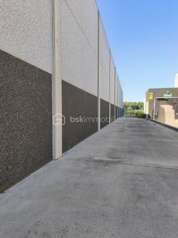 🏢 À VENDRE – ENTREPÔT DE 1 000 M²

Vous recherchez un grand espace pour développer votre activité ou réaliser un nouveau projet professionnel ?

Découvrez cet entrepôt d’environ 1 000 m², offrant un beau potentiel grâce à son espace entièrement aménageable selon vos besoins.

✨ Les atouts :
• Environ 1 000 m² de surface
• Grand volume offrant de nombreuses possibilités d’aménagement
• Parking privatif
• Accès sécurisé par barrière motorisée
• Idéal pour activité professionnelle, stockage, artisanat, bureaux ou projet d’investissement*

📐 Un bien offrant volume, flexibilité et potentiel, à adapter entièrement à votre projet.

📞 Intéressé(e) ?
Contactez-moi pour obtenir davantage d’informations ou organiser une visite.

*Sous réserve de la destination du bien, des règles d’urbanisme et des autorisations nécessaires.