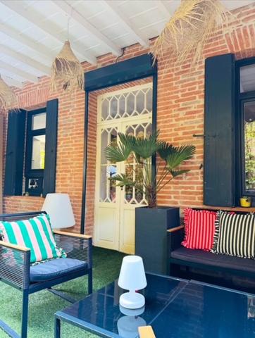 Toulousaine à vendre 6 pièces MONTAUBAN (82) d'environ 300m² habitable, belles prestations, possibilité bureau indépendant avec jardin, parking intérieur.