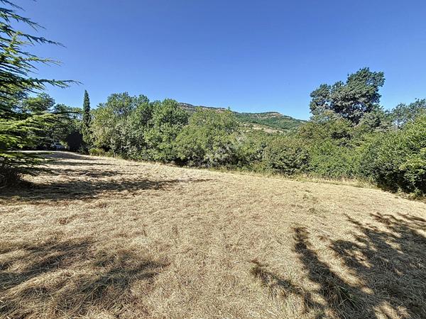 TERRAIN CONSTRUCTIBLE DE 1210 M² DANS UN ENVIRONNEMENT CALME