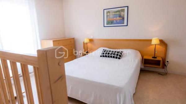 BSK CAEN Immobilier – David TALVAST vous propose ce T2 duplex de 38,80 m², situé au 3ᵉ étage de la résidence de services à Caen, vendu dans le cadre d’un investissement locatif LMNP avec bail commercial et locataire en place. Une opportunité destinée aux investisseurs souhaitant acquérir un bien immobilier déjà exploité, avec une gestion locative déléguée.

UN INVESTISSEMENT LMNP AVEC BAIL COMMERCIAL

Le logement est exploité dans le cadre d’un bail commercial. Le principe permet à l’investisseur de disposer d’un bien déjà exploité sans avoir à assurer personnellement la gestion locative quotidienne.
Le loyer annuel indiqué s’élève à 5 589 € TTC, soit environ 466 € TTC par mois.
La rentabilité brute indicative est de 5,2 % sur la base du loyer annuel.

LE LOGEMENT

Situé au 3ᵉ étage, ce T2 en duplex développe une surface de 38,80 m².
Sa configuration en duplex constitue une alternative intéressante au studio traditionnel pour un investissement au sein d’une résidence de services.
Le bien est complété par une place de stationnement privative en sous-sol.

CARACTÉRISTIQUES
•	T2 duplex : 38,80 m²
•	3ᵉ étage
•	Résidence : Tempologis-Mémorial
•	Bail commercial
•	Locataire en place
•	Loyer annuel : 5 589 € TTC
•	Rentabilité brute indicative : 5,2 %
•	Charges de copropriété : 165 € / an
•	Taxe foncière : 1 140 € / an

UNE RÉSIDENCE À DESTINATION NOTAMMENT DES ÉTUDIANTS

La résidence est implantée, à proximité du campus 1 et du parc tertiaire de Saint-Contest.
La résidences propose des logements meublés et accueille notamment une clientèle étudiante.
Cette implantation permet d’investir dans une résidence de services située à Caen tout en bénéficiant d’un modèle reposant sur un bail commercial et une gestion déléguée.

Vous êtes intéressé ? Contactez-moi directement pour ce bien coup de cœur : 07 81 76 32 28 ou dtalvast@bskimmobilier.com