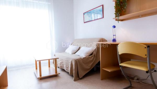 BSK CAEN Immobilier – David TALVAST vous propose ce T2 duplex de 38,80 m², situé au 3ᵉ étage de la résidence de services à Caen, vendu dans le cadre d’un investissement locatif LMNP avec bail commercial et locataire en place. Une opportunité destinée aux investisseurs souhaitant acquérir un bien immobilier déjà exploité, avec une gestion locative déléguée.

UN INVESTISSEMENT LMNP AVEC BAIL COMMERCIAL

Le logement est exploité dans le cadre d’un bail commercial. Le principe permet à l’investisseur de disposer d’un bien déjà exploité sans avoir à assurer personnellement la gestion locative quotidienne.
Le loyer annuel indiqué s’élève à 5 589 € TTC, soit environ 466 € TTC par mois.
La rentabilité brute indicative est de 5,2 % sur la base du loyer annuel.

LE LOGEMENT

Situé au 3ᵉ étage, ce T2 en duplex développe une surface de 38,80 m².
Sa configuration en duplex constitue une alternative intéressante au studio traditionnel pour un investissement au sein d’une résidence de services.
Le bien est complété par une place de stationnement privative en sous-sol.

CARACTÉRISTIQUES
•	T2 duplex : 38,80 m²
•	3ᵉ étage
•	Résidence : Tempologis-Mémorial
•	Bail commercial
•	Locataire en place
•	Loyer annuel : 5 589 € TTC
•	Rentabilité brute indicative : 5,2 %
•	Charges de copropriété : 165 € / an
•	Taxe foncière : 1 140 € / an

UNE RÉSIDENCE À DESTINATION NOTAMMENT DES ÉTUDIANTS

La résidence est implantée, à proximité du campus 1 et du parc tertiaire de Saint-Contest.
La résidences propose des logements meublés et accueille notamment une clientèle étudiante.
Cette implantation permet d’investir dans une résidence de services située à Caen tout en bénéficiant d’un modèle reposant sur un bail commercial et une gestion déléguée.

Vous êtes intéressé ? Contactez-moi directement pour ce bien coup de cœur : 07 81 76 32 28 ou dtalvast@bskimmobilier.com