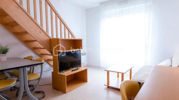 BSK CAEN Immobilier – David TALVAST vous propose ce T2 duplex de 38,80 m², situé au 3ᵉ étage de la résidence de services à Caen, vendu dans le cadre d’un investissement locatif LMNP avec bail commercial et locataire en place. Une opportunité destinée aux investisseurs souhaitant acquérir un bien immobilier déjà exploité, avec une gestion locative déléguée.

UN INVESTISSEMENT LMNP AVEC BAIL COMMERCIAL

Le logement est exploité dans le cadre d’un bail commercial. Le principe permet à l’investisseur de disposer d’un bien déjà exploité sans avoir à assurer personnellement la gestion locative quotidienne.
Le loyer annuel indiqué s’élève à 5 589 € TTC, soit environ 466 € TTC par mois.
La rentabilité brute indicative est de 5,2 % sur la base du loyer annuel.

LE LOGEMENT

Situé au 3ᵉ étage, ce T2 en duplex développe une surface de 38,80 m².
Sa configuration en duplex constitue une alternative intéressante au studio traditionnel pour un investissement au sein d’une résidence de services.
Le bien est complété par une place de stationnement privative en sous-sol.

CARACTÉRISTIQUES
•	T2 duplex : 38,80 m²
•	3ᵉ étage
•	Résidence : Tempologis-Mémorial
•	Bail commercial
•	Locataire en place
•	Loyer annuel : 5 589 € TTC
•	Rentabilité brute indicative : 5,2 %
•	Charges de copropriété : 165 € / an
•	Taxe foncière : 1 140 € / an

UNE RÉSIDENCE À DESTINATION NOTAMMENT DES ÉTUDIANTS

La résidence est implantée, à proximité du campus 1 et du parc tertiaire de Saint-Contest.
La résidences propose des logements meublés et accueille notamment une clientèle étudiante.
Cette implantation permet d’investir dans une résidence de services située à Caen tout en bénéficiant d’un modèle reposant sur un bail commercial et une gestion déléguée.

Vous êtes intéressé ? Contactez-moi directement pour ce bien coup de cœur : 07 81 76 32 28 ou dtalvast@bskimmobilier.com