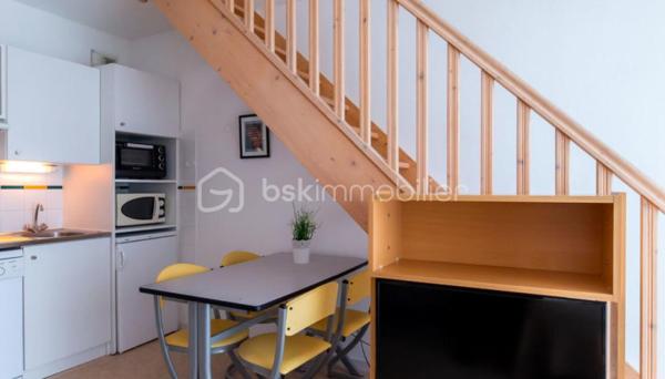 BSK CAEN Immobilier – David TALVAST vous propose ce T2 duplex de 38,80 m², situé au 3ᵉ étage de la résidence de services à Caen, vendu dans le cadre d’un investissement locatif LMNP avec bail commercial et locataire en place. Une opportunité destinée aux investisseurs souhaitant acquérir un bien immobilier déjà exploité, avec une gestion locative déléguée.

UN INVESTISSEMENT LMNP AVEC BAIL COMMERCIAL

Le logement est exploité dans le cadre d’un bail commercial. Le principe permet à l’investisseur de disposer d’un bien déjà exploité sans avoir à assurer personnellement la gestion locative quotidienne.
Le loyer annuel indiqué s’élève à 5 589 € TTC, soit environ 466 € TTC par mois.
La rentabilité brute indicative est de 5,2 % sur la base du loyer annuel.

LE LOGEMENT

Situé au 3ᵉ étage, ce T2 en duplex développe une surface de 38,80 m².
Sa configuration en duplex constitue une alternative intéressante au studio traditionnel pour un investissement au sein d’une résidence de services.
Le bien est complété par une place de stationnement privative en sous-sol.

CARACTÉRISTIQUES
•	T2 duplex : 38,80 m²
•	3ᵉ étage
•	Résidence : Tempologis-Mémorial
•	Bail commercial
•	Locataire en place
•	Loyer annuel : 5 589 € TTC
•	Rentabilité brute indicative : 5,2 %
•	Charges de copropriété : 165 € / an
•	Taxe foncière : 1 140 € / an

UNE RÉSIDENCE À DESTINATION NOTAMMENT DES ÉTUDIANTS

La résidence est implantée, à proximité du campus 1 et du parc tertiaire de Saint-Contest.
La résidences propose des logements meublés et accueille notamment une clientèle étudiante.
Cette implantation permet d’investir dans une résidence de services située à Caen tout en bénéficiant d’un modèle reposant sur un bail commercial et une gestion déléguée.

Vous êtes intéressé ? Contactez-moi directement pour ce bien coup de cœur : 07 81 76 32 28 ou dtalvast@bskimmobilier.com