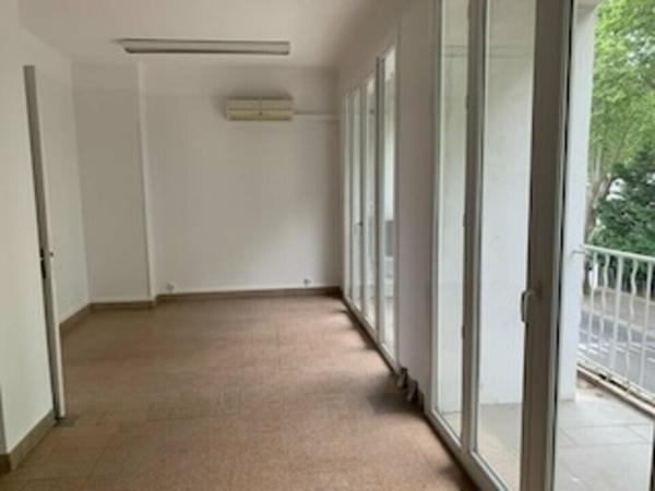 Bureaux à vendre à Avignon avec parking proche Tribunal 96 m²
