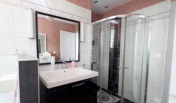 EYGUIÈRES | Grande maison familiale sur un terrain clos & arboré de 630 m² avec piscine