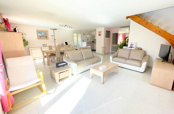 EYGUIÈRES | Grande maison familiale sur un terrain clos & arboré de 630 m² avec piscine