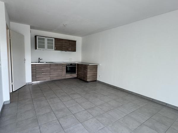 Appartement de type 3 avec terrasse et place de parking