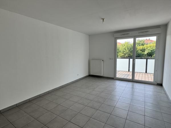 Appartement de type 3 avec terrasse et place de parking