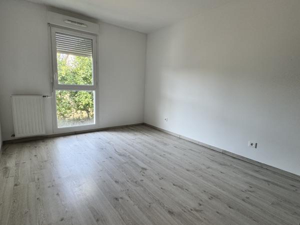 Appartement de type 3 avec terrasse et place de parking