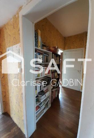 Belle propriété avec une maison des années 1950 et une longère aménagée en loft. Dépendances  avec boxes et plan d'eau et 1 hectare 7 de terrain