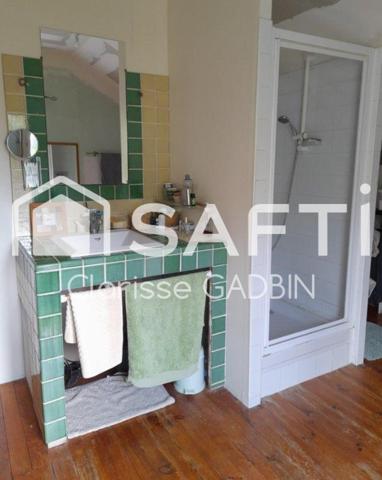 Belle propriété avec une maison des années 1950 et une longère aménagée en loft. Dépendances  avec boxes et plan d'eau et 1 hectare 7 de terrain