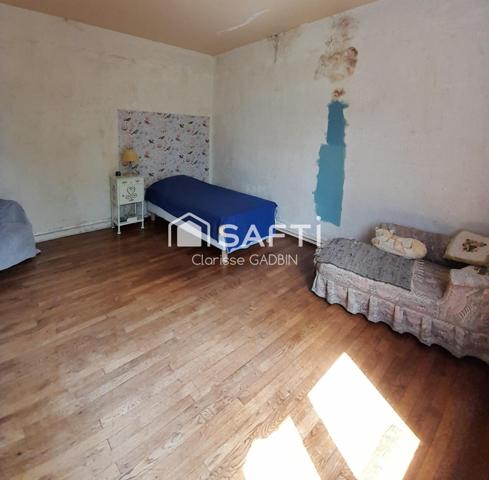 Belle propriété avec une maison des années 1950 et une longère aménagée en loft. Dépendances  avec boxes et plan d'eau et 1 hectare 7 de terrain