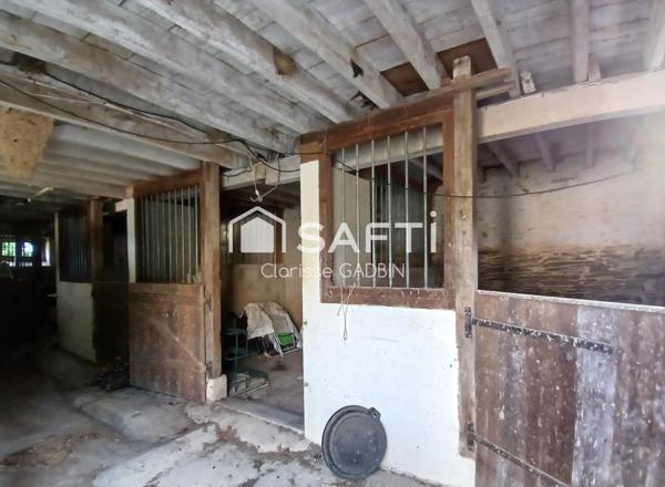 Belle propriété avec une maison des années 1950 et une longère aménagée en loft. Dépendances  avec boxes et plan d'eau et 1 hectare 7 de terrain