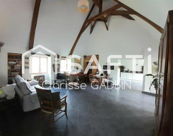 Belle propriété avec une maison des années 1950 et une longère aménagée en loft. Dépendances  avec boxes et plan d'eau et 1 hectare 7 de terrain