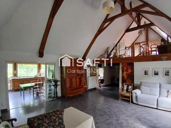 Belle propriété avec une maison des années 1950 et une longère aménagée en loft. Dépendances  avec boxes et plan d'eau et 1 hectare 7 de terrain