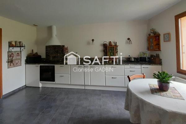 Belle propriété avec une maison des années 1950 et une longère aménagée en loft. Dépendances  avec boxes et plan d'eau et 1 hectare 7 de terrain