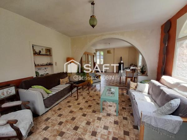 Belle propriété avec une maison des années 1950 et une longère aménagée en loft. Dépendances  avec boxes et plan d'eau et 1 hectare 7 de terrain