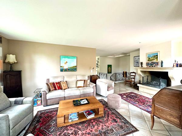 VILLA INDIVIDUELLE DE 263 M2 AVEC PISCINE À PIEDS DU CENTRE VILLE ET DES PLAGES