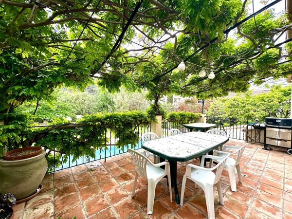 VILLA INDIVIDUELLE DE 263 M2 AVEC PISCINE À PIEDS DU CENTRE VILLE ET DES PLAGES