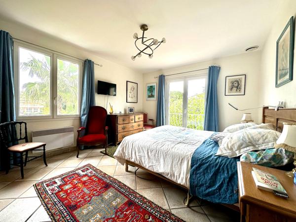 VILLA INDIVIDUELLE DE 263 M2 AVEC PISCINE À PIEDS DU CENTRE VILLE ET DES PLAGES