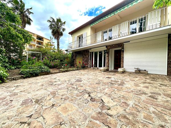 VILLA INDIVIDUELLE DE 263 M2 AVEC PISCINE À PIEDS DU CENTRE VILLE ET DES PLAGES