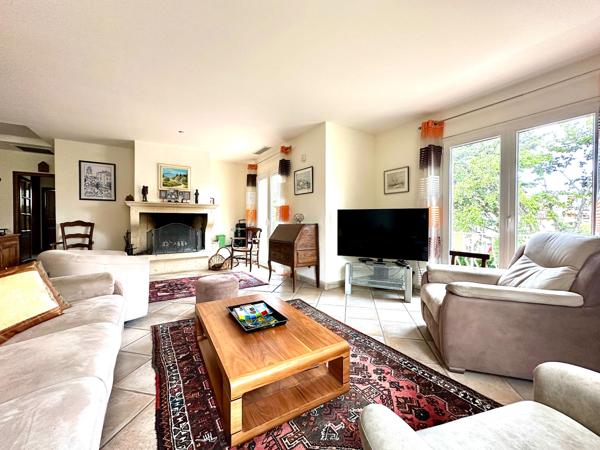 VILLA INDIVIDUELLE DE 263 M2 AVEC PISCINE À PIEDS DU CENTRE VILLE ET DES PLAGES