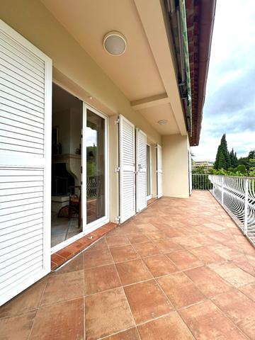 VILLA INDIVIDUELLE DE 263 M2 AVEC PISCINE À PIEDS DU CENTRE VILLE ET DES PLAGES