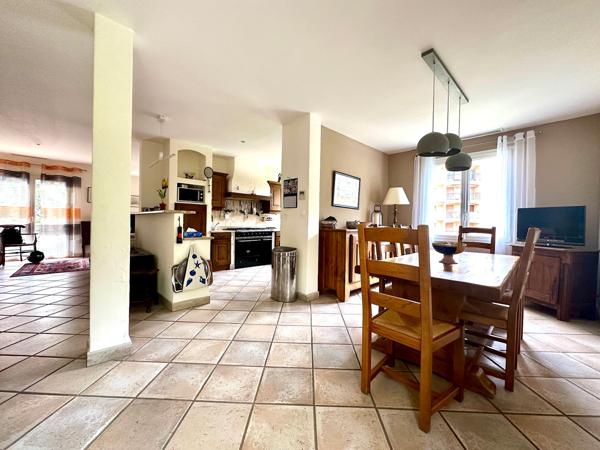 VILLA INDIVIDUELLE DE 263 M2 AVEC PISCINE À PIEDS DU CENTRE VILLE ET DES PLAGES