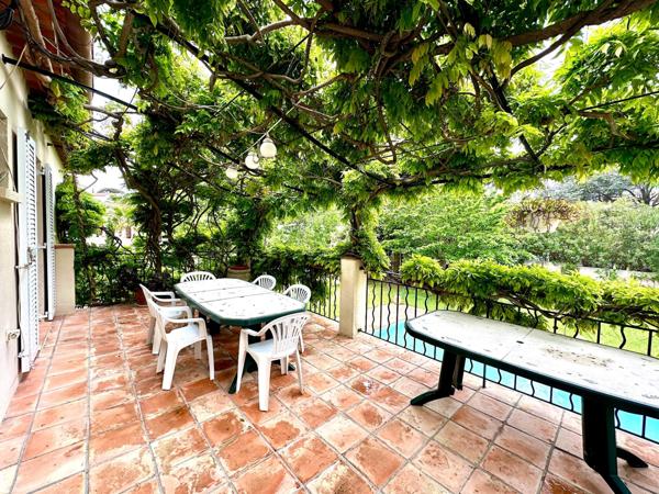 VILLA INDIVIDUELLE DE 263 M2 AVEC PISCINE À PIEDS DU CENTRE VILLE ET DES PLAGES