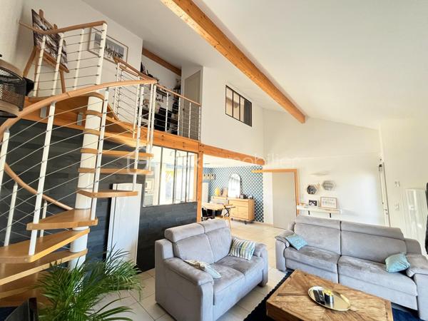 NOUVEAUTÉ !

À seulement 1,3 km du bourg du Loroux-Bottereau, au fond d’une impasse dans un environnement résidentiel calme et recherché, découvrez cette agréable maison construite en 2012, idéale pour une famille en quête de confort et de tranquillité.

Édifiée sur une parcelle de 446 m² entièrement clôturée, cette maison offre une vie de plain-pied avec une belle pièce de vie lumineuse, une cuisine aménagée, trois chambres en RDC, une salle de bain, un WC indépendant ainsi qu’un espace buanderie et un espace de stockage de type garage, très pratique au quotidien.

À l’étage, la mezzanine apporte un véritable atout avec un espace déjà pensé pour accueillir une suite parentale comprenant une chambre, un dressing et un emplacement prévu pour créer une salle d’eau selon vos envies. Une belle opportunité de personnaliser cet espace et de valoriser.

Une maison récente, fonctionnelle et évolutive, située dans un secteur privilégié à proximité des commerces, des écoles et des services. Il ne vous reste plus qu’à venir la découvrir !

📞 Contactez-nous dès aujourd’hui pour organiser votre visite.
