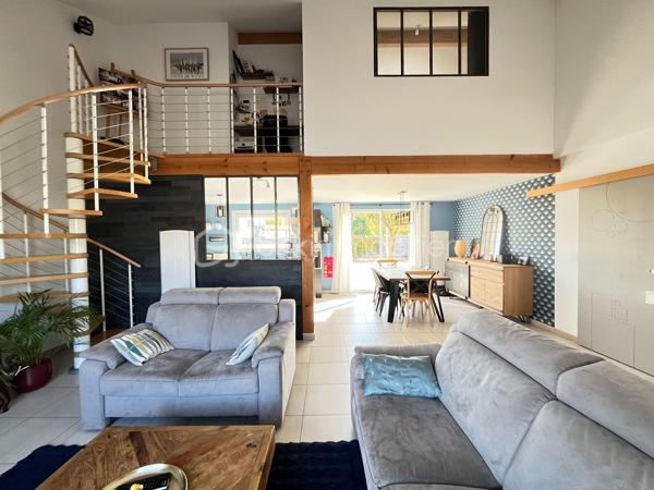 NOUVEAUTÉ !

À seulement 1,3 km du bourg du Loroux-Bottereau, au fond d’une impasse dans un environnement résidentiel calme et recherché, découvrez cette agréable maison construite en 2012, idéale pour une famille en quête de confort et de tranquillité.

Édifiée sur une parcelle de 446 m² entièrement clôturée, cette maison offre une vie de plain-pied avec une belle pièce de vie lumineuse, une cuisine aménagée, trois chambres en RDC, une salle de bain, un WC indépendant ainsi qu’un espace buanderie et un espace de stockage de type garage, très pratique au quotidien.

À l’étage, la mezzanine apporte un véritable atout avec un espace déjà pensé pour accueillir une suite parentale comprenant une chambre, un dressing et un emplacement prévu pour créer une salle d’eau selon vos envies. Une belle opportunité de personnaliser cet espace et de valoriser.

Une maison récente, fonctionnelle et évolutive, située dans un secteur privilégié à proximité des commerces, des écoles et des services. Il ne vous reste plus qu’à venir la découvrir !

📞 Contactez-nous dès aujourd’hui pour organiser votre visite.