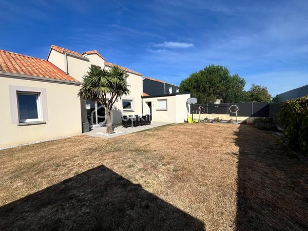 NOUVEAUTÉ !

À seulement 1,3 km du bourg du Loroux-Bottereau, au fond d’une impasse dans un environnement résidentiel calme et recherché, découvrez cette agréable maison construite en 2012, idéale pour une famille en quête de confort et de tranquillité.

Édifiée sur une parcelle de 446 m² entièrement clôturée, cette maison offre une vie de plain-pied avec une belle pièce de vie lumineuse, une cuisine aménagée, trois chambres en RDC, une salle de bain, un WC indépendant ainsi qu’un espace buanderie et un espace de stockage de type garage, très pratique au quotidien.

À l’étage, la mezzanine apporte un véritable atout avec un espace déjà pensé pour accueillir une suite parentale comprenant une chambre, un dressing et un emplacement prévu pour créer une salle d’eau selon vos envies. Une belle opportunité de personnaliser cet espace et de valoriser.

Une maison récente, fonctionnelle et évolutive, située dans un secteur privilégié à proximité des commerces, des écoles et des services. Il ne vous reste plus qu’à venir la découvrir !

📞 Contactez-nous dès aujourd’hui pour organiser votre visite.