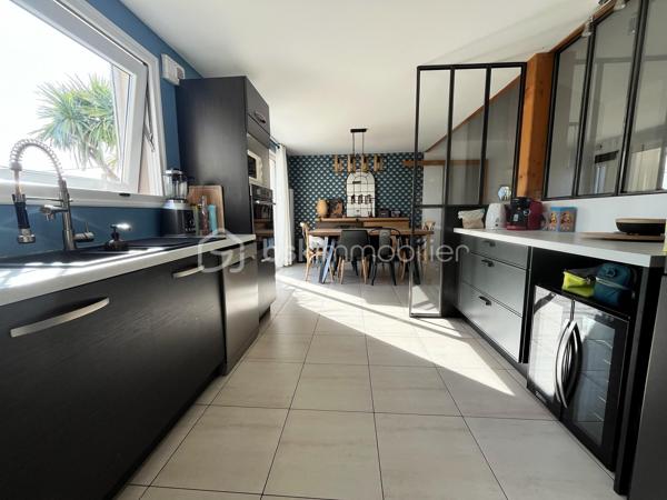 NOUVEAUTÉ !

À seulement 1,3 km du bourg du Loroux-Bottereau, au fond d’une impasse dans un environnement résidentiel calme et recherché, découvrez cette agréable maison construite en 2012, idéale pour une famille en quête de confort et de tranquillité.

Édifiée sur une parcelle de 446 m² entièrement clôturée, cette maison offre une vie de plain-pied avec une belle pièce de vie lumineuse, une cuisine aménagée, trois chambres en RDC, une salle de bain, un WC indépendant ainsi qu’un espace buanderie et un espace de stockage de type garage, très pratique au quotidien.

À l’étage, la mezzanine apporte un véritable atout avec un espace déjà pensé pour accueillir une suite parentale comprenant une chambre, un dressing et un emplacement prévu pour créer une salle d’eau selon vos envies. Une belle opportunité de personnaliser cet espace et de valoriser.

Une maison récente, fonctionnelle et évolutive, située dans un secteur privilégié à proximité des commerces, des écoles et des services. Il ne vous reste plus qu’à venir la découvrir !

📞 Contactez-nous dès aujourd’hui pour organiser votre visite.