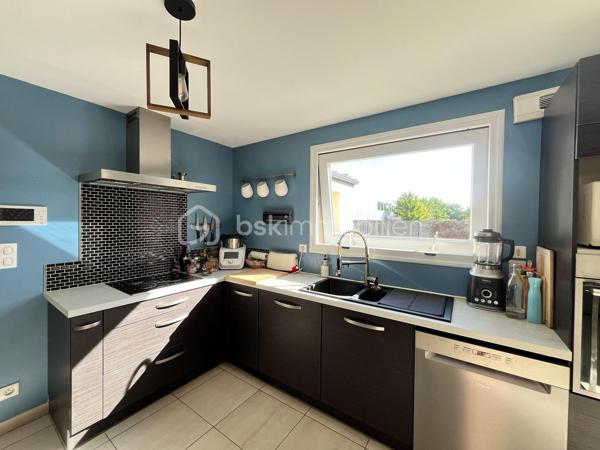 NOUVEAUTÉ !

À seulement 1,3 km du bourg du Loroux-Bottereau, au fond d’une impasse dans un environnement résidentiel calme et recherché, découvrez cette agréable maison construite en 2012, idéale pour une famille en quête de confort et de tranquillité.

Édifiée sur une parcelle de 446 m² entièrement clôturée, cette maison offre une vie de plain-pied avec une belle pièce de vie lumineuse, une cuisine aménagée, trois chambres en RDC, une salle de bain, un WC indépendant ainsi qu’un espace buanderie et un espace de stockage de type garage, très pratique au quotidien.

À l’étage, la mezzanine apporte un véritable atout avec un espace déjà pensé pour accueillir une suite parentale comprenant une chambre, un dressing et un emplacement prévu pour créer une salle d’eau selon vos envies. Une belle opportunité de personnaliser cet espace et de valoriser.

Une maison récente, fonctionnelle et évolutive, située dans un secteur privilégié à proximité des commerces, des écoles et des services. Il ne vous reste plus qu’à venir la découvrir !

📞 Contactez-nous dès aujourd’hui pour organiser votre visite.