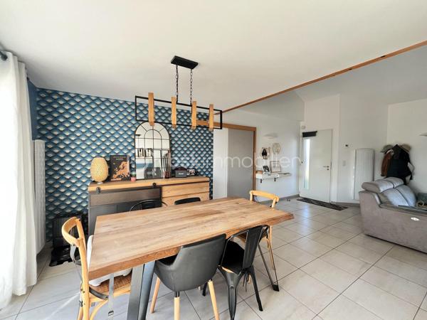 NOUVEAUTÉ !

À seulement 1,3 km du bourg du Loroux-Bottereau, au fond d’une impasse dans un environnement résidentiel calme et recherché, découvrez cette agréable maison construite en 2012, idéale pour une famille en quête de confort et de tranquillité.

Édifiée sur une parcelle de 446 m² entièrement clôturée, cette maison offre une vie de plain-pied avec une belle pièce de vie lumineuse, une cuisine aménagée, trois chambres en RDC, une salle de bain, un WC indépendant ainsi qu’un espace buanderie et un espace de stockage de type garage, très pratique au quotidien.

À l’étage, la mezzanine apporte un véritable atout avec un espace déjà pensé pour accueillir une suite parentale comprenant une chambre, un dressing et un emplacement prévu pour créer une salle d’eau selon vos envies. Une belle opportunité de personnaliser cet espace et de valoriser.

Une maison récente, fonctionnelle et évolutive, située dans un secteur privilégié à proximité des commerces, des écoles et des services. Il ne vous reste plus qu’à venir la découvrir !

📞 Contactez-nous dès aujourd’hui pour organiser votre visite.