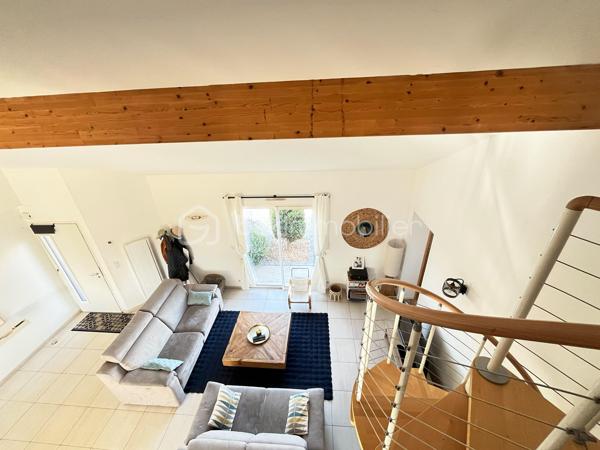 NOUVEAUTÉ !

À seulement 1,3 km du bourg du Loroux-Bottereau, au fond d’une impasse dans un environnement résidentiel calme et recherché, découvrez cette agréable maison construite en 2012, idéale pour une famille en quête de confort et de tranquillité.

Édifiée sur une parcelle de 446 m² entièrement clôturée, cette maison offre une vie de plain-pied avec une belle pièce de vie lumineuse, une cuisine aménagée, trois chambres en RDC, une salle de bain, un WC indépendant ainsi qu’un espace buanderie et un espace de stockage de type garage, très pratique au quotidien.

À l’étage, la mezzanine apporte un véritable atout avec un espace déjà pensé pour accueillir une suite parentale comprenant une chambre, un dressing et un emplacement prévu pour créer une salle d’eau selon vos envies. Une belle opportunité de personnaliser cet espace et de valoriser.

Une maison récente, fonctionnelle et évolutive, située dans un secteur privilégié à proximité des commerces, des écoles et des services. Il ne vous reste plus qu’à venir la découvrir !

📞 Contactez-nous dès aujourd’hui pour organiser votre visite.
