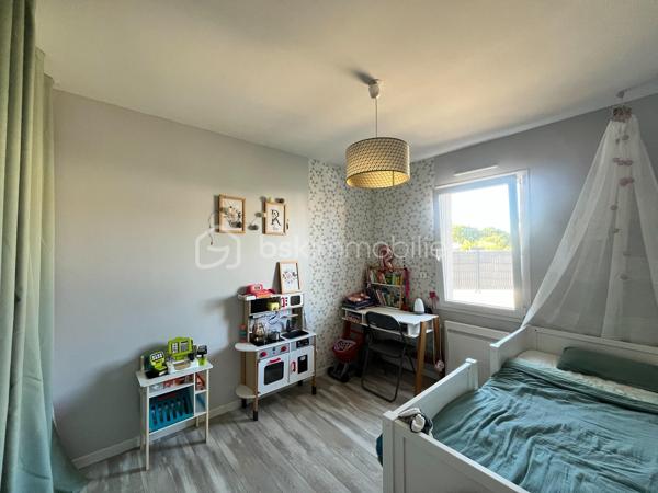 NOUVEAUTÉ !

À seulement 1,3 km du bourg du Loroux-Bottereau, au fond d’une impasse dans un environnement résidentiel calme et recherché, découvrez cette agréable maison construite en 2012, idéale pour une famille en quête de confort et de tranquillité.

Édifiée sur une parcelle de 446 m² entièrement clôturée, cette maison offre une vie de plain-pied avec une belle pièce de vie lumineuse, une cuisine aménagée, trois chambres en RDC, une salle de bain, un WC indépendant ainsi qu’un espace buanderie et un espace de stockage de type garage, très pratique au quotidien.

À l’étage, la mezzanine apporte un véritable atout avec un espace déjà pensé pour accueillir une suite parentale comprenant une chambre, un dressing et un emplacement prévu pour créer une salle d’eau selon vos envies. Une belle opportunité de personnaliser cet espace et de valoriser.

Une maison récente, fonctionnelle et évolutive, située dans un secteur privilégié à proximité des commerces, des écoles et des services. Il ne vous reste plus qu’à venir la découvrir !

📞 Contactez-nous dès aujourd’hui pour organiser votre visite.