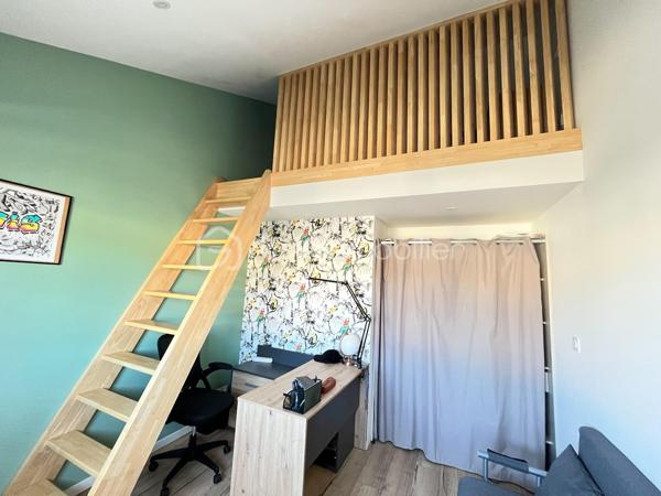NOUVEAUTÉ !

À seulement 1,3 km du bourg du Loroux-Bottereau, au fond d’une impasse dans un environnement résidentiel calme et recherché, découvrez cette agréable maison construite en 2012, idéale pour une famille en quête de confort et de tranquillité.

Édifiée sur une parcelle de 446 m² entièrement clôturée, cette maison offre une vie de plain-pied avec une belle pièce de vie lumineuse, une cuisine aménagée, trois chambres en RDC, une salle de bain, un WC indépendant ainsi qu’un espace buanderie et un espace de stockage de type garage, très pratique au quotidien.

À l’étage, la mezzanine apporte un véritable atout avec un espace déjà pensé pour accueillir une suite parentale comprenant une chambre, un dressing et un emplacement prévu pour créer une salle d’eau selon vos envies. Une belle opportunité de personnaliser cet espace et de valoriser.

Une maison récente, fonctionnelle et évolutive, située dans un secteur privilégié à proximité des commerces, des écoles et des services. Il ne vous reste plus qu’à venir la découvrir !

📞 Contactez-nous dès aujourd’hui pour organiser votre visite.