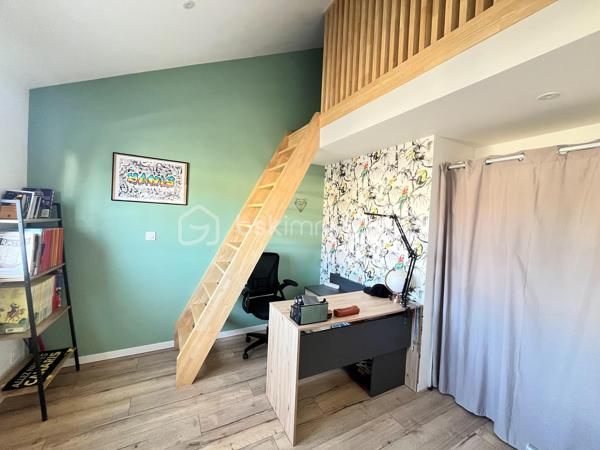 NOUVEAUTÉ !

À seulement 1,3 km du bourg du Loroux-Bottereau, au fond d’une impasse dans un environnement résidentiel calme et recherché, découvrez cette agréable maison construite en 2012, idéale pour une famille en quête de confort et de tranquillité.

Édifiée sur une parcelle de 446 m² entièrement clôturée, cette maison offre une vie de plain-pied avec une belle pièce de vie lumineuse, une cuisine aménagée, trois chambres en RDC, une salle de bain, un WC indépendant ainsi qu’un espace buanderie et un espace de stockage de type garage, très pratique au quotidien.

À l’étage, la mezzanine apporte un véritable atout avec un espace déjà pensé pour accueillir une suite parentale comprenant une chambre, un dressing et un emplacement prévu pour créer une salle d’eau selon vos envies. Une belle opportunité de personnaliser cet espace et de valoriser.

Une maison récente, fonctionnelle et évolutive, située dans un secteur privilégié à proximité des commerces, des écoles et des services. Il ne vous reste plus qu’à venir la découvrir !

📞 Contactez-nous dès aujourd’hui pour organiser votre visite.