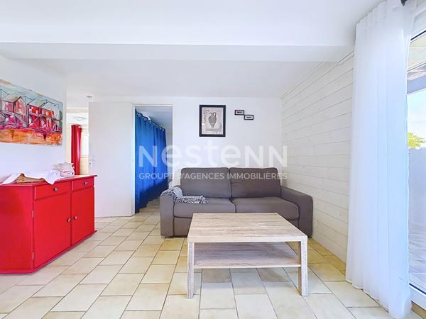 Chalet entièrement rénové à Gruissan de 84 m² avec terrasse de 23 m² sur un terrain de 132 m² en pleine propriété avec ox.