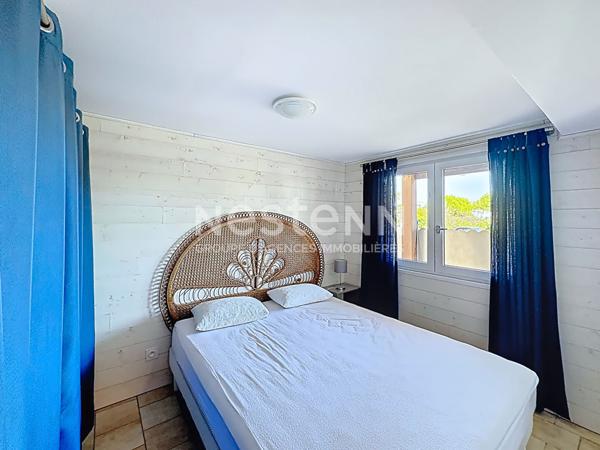 Chalet entièrement rénové à Gruissan de 84 m² avec terrasse de 23 m² sur un terrain de 132 m² en pleine propriété avec ox.