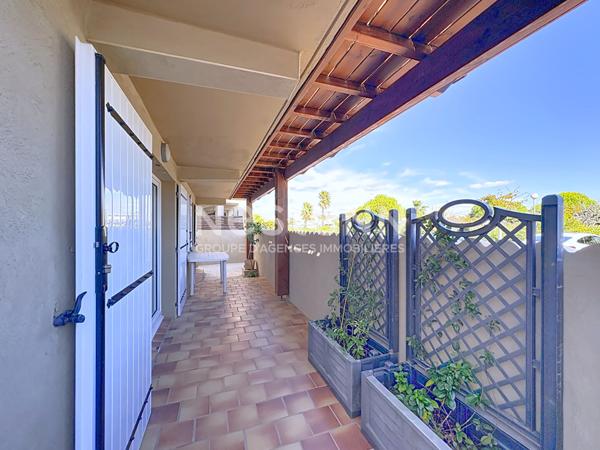 Chalet entièrement rénové à Gruissan de 84 m² avec terrasse de 23 m² sur un terrain de 132 m² en pleine propriété avec ox.