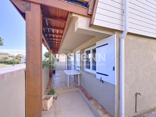 Chalet entièrement rénové à Gruissan de 84 m² avec terrasse de 23 m² sur un terrain de 132 m² en pleine propriété avec ox.