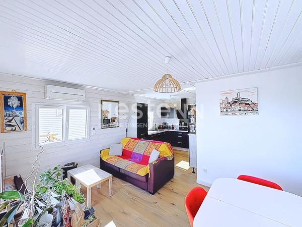 Chalet entièrement rénové à Gruissan de 84 m² avec terrasse de 23 m² sur un terrain de 132 m² en pleine propriété avec ox.